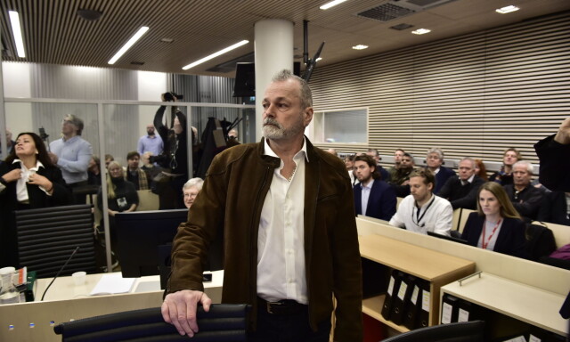 I en gjennomsiktig tupperware- boks lå de 34 300 kronene Jensen hadde gjemt i veggen